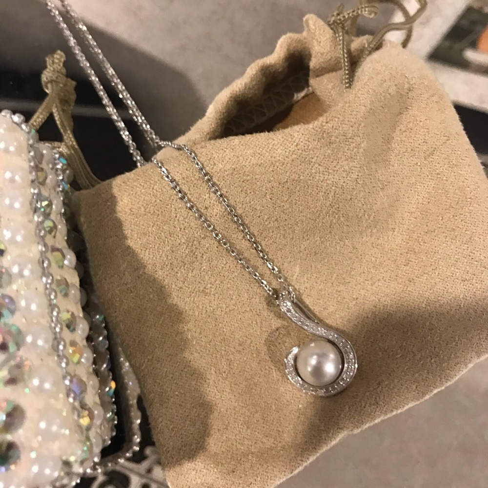 Pearl and Faux Diamond Necklace NWT comes with box
